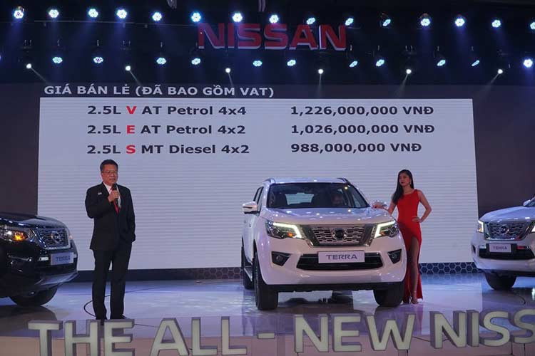Nissan Terra tại Việt Nam có 3 phiên bản gồm 2.5L S 2WD (máy dầu) giá 988 triệu, bản 2.5L E 2WD giá 1,026 tỷ và bản cao cấp nhất 2.5L V 4WD giá 1,226 tỷ đồng. Với giá bán này, Nissan Terra cao hơn đôi chút so với đối thủ Chevrolet Trailblazen và thấp hơn Toyota Fortuner từ 40 đến 130 triệu đồng, tùy từng phiên bản.