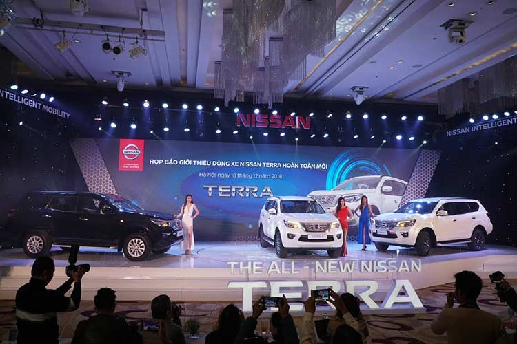 Ngoài ra động cơ xăng còn có tùy chọn dẫn động 1 cầu hoặc 2 cầu. Trang bị an toàn bao gồm hệ thống cân bằng điện tử, trợ lực lái điện, phân bổ lực phanh điện tử, hỗ trợ khởi hành ngang dốc, hỗ trợ đổ đèo, hệ thống phanh chủ động hạn chế trượt bánh, cảnh báo điểm mù, lệch làn đường, camera 360 độ, cảnh báo vật cản, cảm biến áp suất lốp và 7 túi khí an toàn.