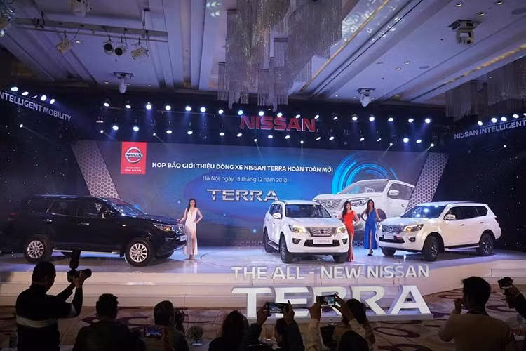 Ngoài ra động cơ xăng còn có tùy chọn dẫn động 1 cầu hoặc 2 cầu. Trang bị an toàn bao gồm hệ thống cân bằng điện tử, trợ lực lái điện, phân bổ lực phanh điện tử, hỗ trợ khởi hành ngang dốc, hỗ trợ đổ đèo, hệ thống phanh chủ động hạn chế trượt bánh, cảnh báo điểm mù, lệch làn đường, camera 360 độ, cảnh báo vật cản, cảm biến áp suất lốp và 7 túi khí an toàn.