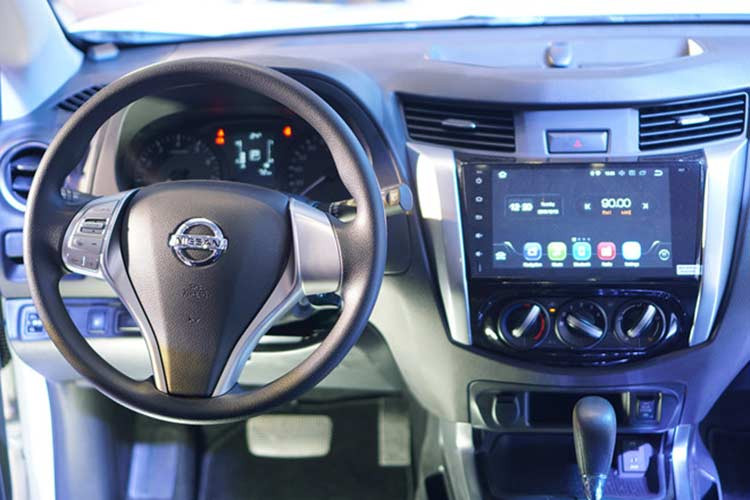 Bên trong Nissan Terra phiên bản mới xuất hiện của vô lăng 3 chấu đa chức năng, cửa gió điều hòa, mặt táp-lô được thiết kế công thái học và cụm điều khiển trung tâm đều được bê nguyên từ Navara sang Nissan Terra 2018. Khác với xe từng ra mắt tại Trung Quốc chỉ đi kèm nội thất 5 chỗ, Nissan Terra 2018 tại Việt Nam có 7 chỗ ngồi.