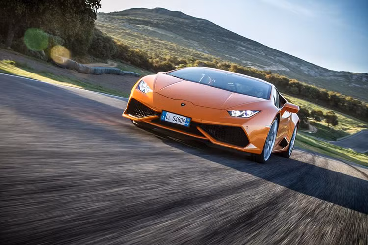 Dù nâng cấp đáng kể, nhưng mức giá Huracan 2016 được bán ra vẫn giữ nguyên ở mức từ 240.000 USD.