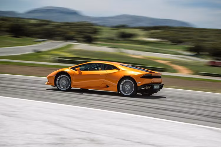 Bên cạnh các nâng cấp trên, Huracan 2016 có thêm tùy chọn bảng màu ngoại thất, thêm da trang trí cho nội thất và lỗ thông hơi đen mờ.