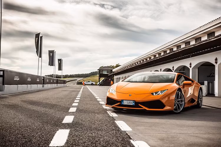 So với phiên bản cũ, Lamborghini Huracan 2016 vẫn giữ nguyên thiết kế. Ở phiên bản nâng cấp, hãng siêu xe Italy chỉ tập trung vào nâng cấp hiệu suất và cải tiến cảm giác lái.