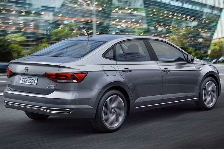 Trong đó, phần đầu xe được chia sẻ chung với Polo hatchback với kiểu dáng đơn giản nhưng mạnh mẽ và hiện đại nhờ các đường nét góc cạnh. Sự thay đổi lớn nhất của xe nằm từ cột B trở về phía sau, với phần đuôi dài hơn. So với Polo, Virtus đã có chiều dài tăng lên 450mm, đạt chiều dài 4,84m và trục cơ sở 2,65m.