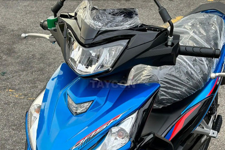 Kích thước tổng thể dài x rộng x cao lần lượt là 1.894 x 707 x 1.108 mm, khá tương đồng với chiếc Wave RSX hiện đang bán chính hãng tại Việt Nam. Mẫu xe nhập này sở hữu hệ thống chiếu sáng hiện đại với đèn pha LED, đèn xi-nhan được tách biệt và đặt ở phần yếm trước. 