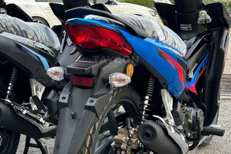 Hệ thống treo gồm phuộc ống lồng phía trước và giảm xóc đôi phía sau. Xe được trang bị động cơ 124,9cc, 2 van nạp xả làm mát bằng không khí tương tự như "người anh em" Honda Wave 125cc.