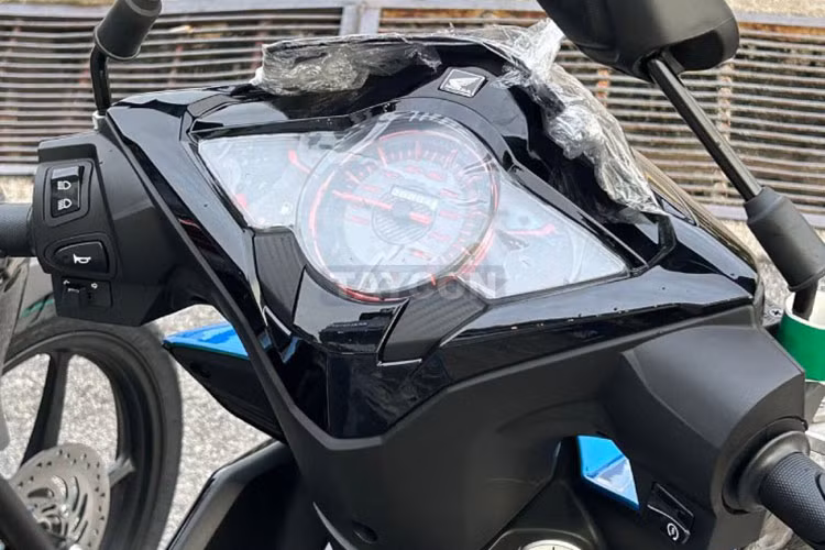 Honda Dash 125 sử dụng vành đúc 17 inch không săm, đi kèm phanh đĩa cho cả hai bánh - một điểm cộng lớn so với nhiều mẫu xe phổ thông tại Việt Nam như Wave Alpha, Wave RSX, Future, Sirius hay Jupiter Fiin, vốn chỉ có phanh tang trống hoặc chỉ phanh đĩa trước.
