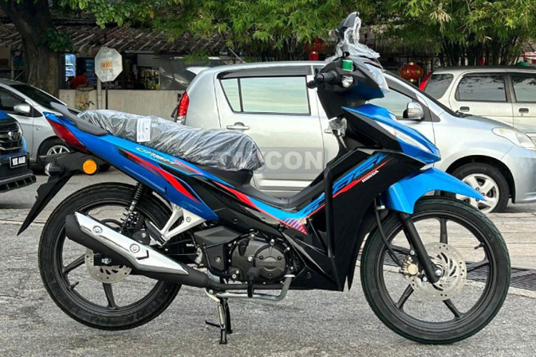 Honda Dash 125 được định vị ở phân khúc xe số phổ thông, nằm ngay trên mẫu xe giá rẻ nhất của Honda là Wave Alpha 110 tại thị trường Malaysia. Xe có thiết kế góc cạnh, thể thao, đặc biệt nổi bật với phần đầu xe có nhiều chi tiết cắt xẻ mạnh mẽ. 