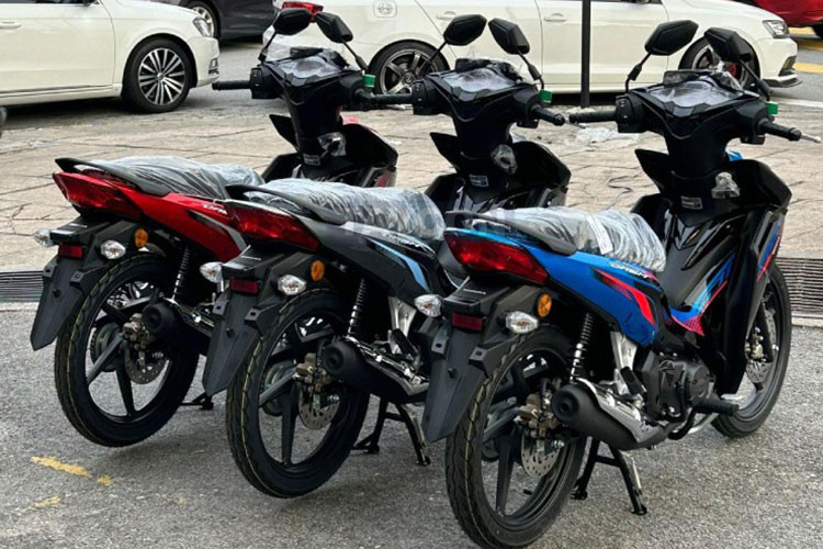 Xe máy Honda Dash 125 không nằm trong danh mục phân phối của Honda Việt Nam, mà được nhập khẩu bởi các đại lý tư nhân - tương tự các mẫu xe như PCX, Scoopy, hay ADV từng được nhập về trước đó.