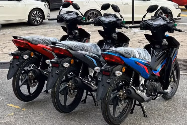 Xe máy Honda Dash 125 không nằm trong danh mục phân phối của Honda Việt Nam, mà được nhập khẩu bởi các đại lý tư nhân - tương tự các mẫu xe như PCX, Scoopy, hay ADV từng được nhập về trước đó.