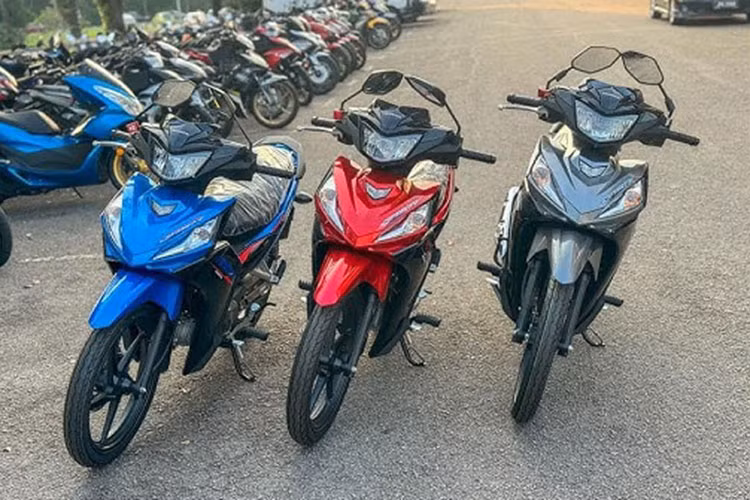 Hiện lô xe máy Honda Dash 125 2025 mới này đang trong quá trình hoàn tất thủ tục thông quan và đăng kiểm, dự kiến sẽ ra mắt người dùng Việt vào nửa cuối tháng 4/2025. Trong số các mẫu xe Honda đang chiếm tới 80% thị phần xe máy chính hãng tại Việt Nam, Dash 125 là một cái tên khá xa lạ với phần lớn người dùng.