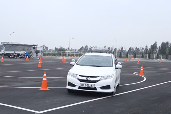 Cong dan du 17 tuoi co the dang ky hoc lai xe oto