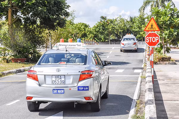 Cong dan du 17 tuoi co the dang ky hoc lai xe oto-Hinh-2