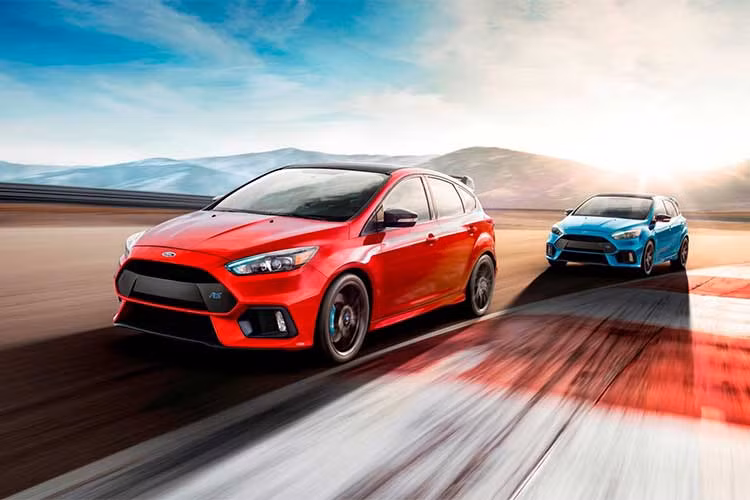 So với những phiên bản tiêu chuẩn từng được ra mắt từ năm 2015, phiên bản đặc biệt của mẫu xe Ford Focus RS Red Edition 2018 được bổ sung khá nhiều chi tiết ở cả thiết kế ngoại thất lẫn nội thất. Toàn bộ thân xe được khoác một màu đỏ tươi mang đậm màu sắc Noel.