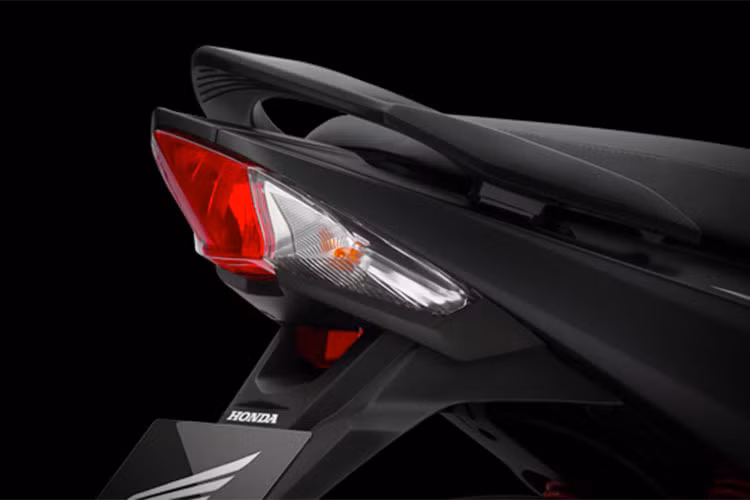 Nổi bật trên thân xe là logo RSX có tạo hình 3D, được trau chuốt với những nét nghiêng sắc sảo, tinh tế tạo dấu ấn thể thao mà sang trọng, giúp nâng tầm phong cách cho chủ sở hữu. Bên cạnh đó, việc sử dụng phong cách graffiti cho logo càng khiến mẫu xe toát lên vẻ ngoài mạnh mẽ và tăng thêm hiệu ứng về mặt thị giác.