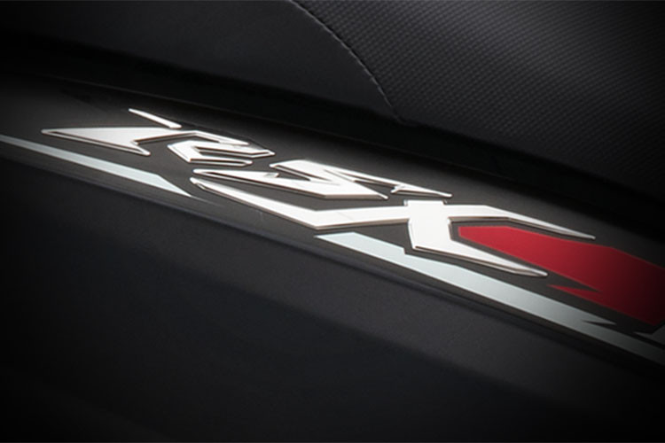 Nhằm khẳng định mạnh mẽ hơn nữa tính năng động và chất thể thao, phiên bản mới với thiết kế tem xe mang tạo hình chữ “R” cách điệu, gây ấn tượng về độ ngầu và sự nam tính cho người dùng. Yếm xe được khắc họa tiết hình khối mới giúp tăng thêm vẻ dũng mãnh cho người sử dụng.