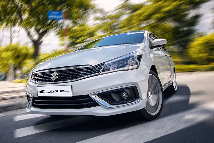 Hơn nữa, Suzuki Ciaz còn gặp thử thách vì nguồn gốc xe nhập khẩu, thế nên sẽ không nhận được ưu đãi 50% lệ phí trước bạ như các đối thủ đang được lắp ráp trong nước. Bên cạnh đó, việc các đại lý chính hãng tại Việt Nam còn mỏng, chế độ sau bán hàng cũng như việc thiếu phụ tùng cũng là điểm yếu của thương hiệu này trong nhiều năm qua (điển hình hình như trường hợp Suzuki Ertiga mới vừa qua).