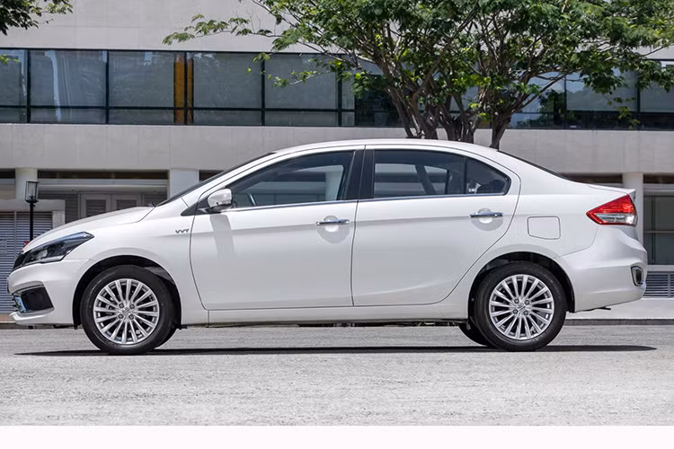 Suzuki Ciaz 2020 mới được trang bị lưới tản nhiệt tái thiết kế, cản trước bóng bẩy và cụm đèn pha full LED Projector với đèn chạy ban ngày. Đi cùng là bộ mâm xe đa chấu với kích thước 16 inch lớn nhất trong phân khúc. 