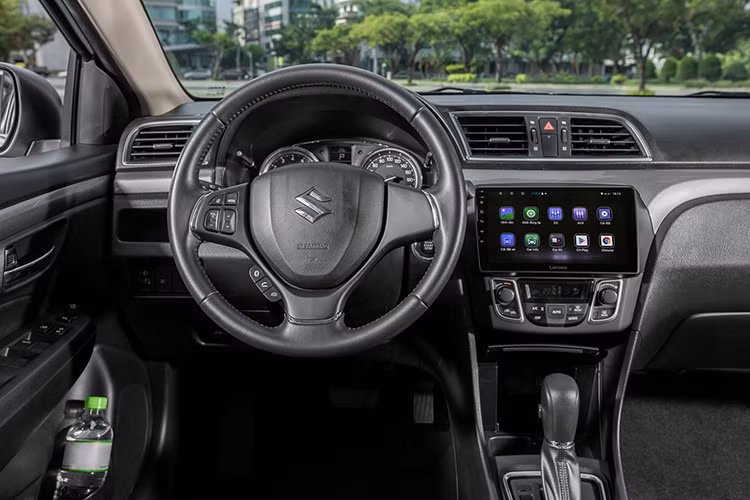 Nội thất của mẫu sedan Suzuki Ciaz mới được bọc da màu đen. Nổi bật giữa khoang lái là màn hình 9 inch tích hợp nhiều tính năng mới gồm: Điều khiển bằng giọng nói; camera hành trình trước sau và hỗ trợ lùi; Hệ thống dẫn đường tích hợp cảnh báo giao thông như cảnh báo khu dân cư, cảnh báo giới hạn tốc độ và cảnh báo khu vực cấm vượt; nhắc nhở di chuyển theo xe phía trước, cảnh báo chệch làn đường (ADAS), cảnh báo khoảng cách với xe phía trước.