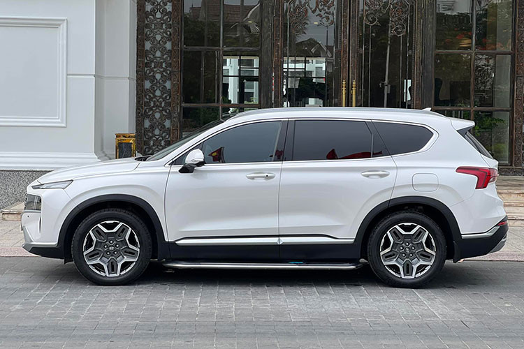 Giới thạo tin cho biết, khách hàng muốn mua xe Hyundai SantaFe thế hệ mới hiện phải chấp nhận chi thêm khoản tiền chênh từ 50 - 150 triệu đồng. Nhưng ngay cả khi đã chấp nhận điều kiện có vẻ như vô lý là mua Hyundai SantaFe kèm lạc, thì người mua vẫn phải chịu cảnh chờ đợi từ 1-2 tháng mới vẫn chưa chắc đã có xe để sử dụng.
