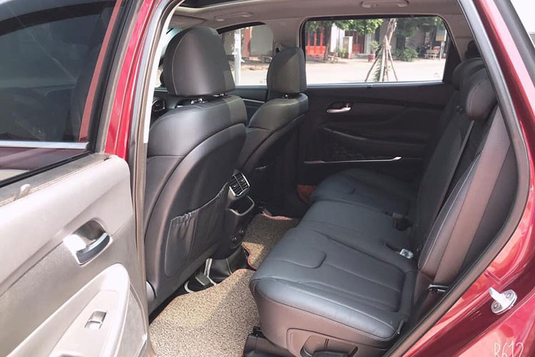 Với những chủ xe lướt, để lý giải cho việc chào giá cao ngất ngưởng, họ đều có chung một bài văn mẫu rằng: Xe còn mới như trong hãng, biển số đẹp, đi giữ xe, bảo dưỡng định kỳ, chất lượng tốt, song thực chất là đang ăn theo xe mới, tranh thủ xe mới khan hàng để làm giá, ép khách có nhu cầu gấp.