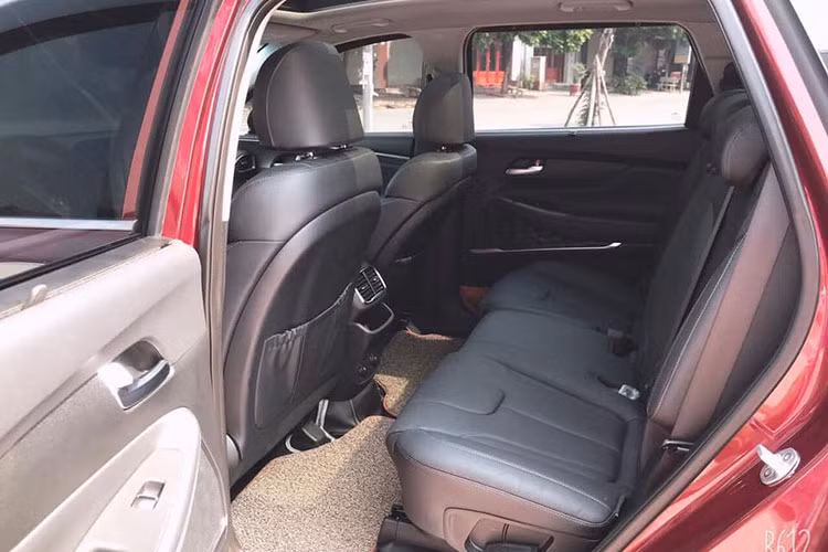 Với những chủ xe lướt, để lý giải cho việc chào giá cao ngất ngưởng, họ đều có chung một bài văn mẫu rằng: Xe còn mới như trong hãng, biển số đẹp, đi giữ xe, bảo dưỡng định kỳ, chất lượng tốt, song thực chất là đang ăn theo xe mới, tranh thủ xe mới khan hàng để làm giá, ép khách có nhu cầu gấp.