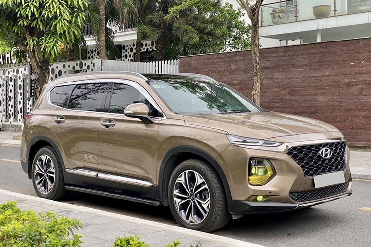 Tình trạng “đội” giá cũng diễn ra với các phiên bản còn lại của Hyundai SantaFe 2022 đã qua sử dụng. Thậm chí, ngay cả chủ nhân của những chiếc SantaFe đời 2020 – 2021 cũng “hét giá” lên tới 1,730 tỷ đồng để thử vận may trong bối cảnh “loạn giá” hiện nay.