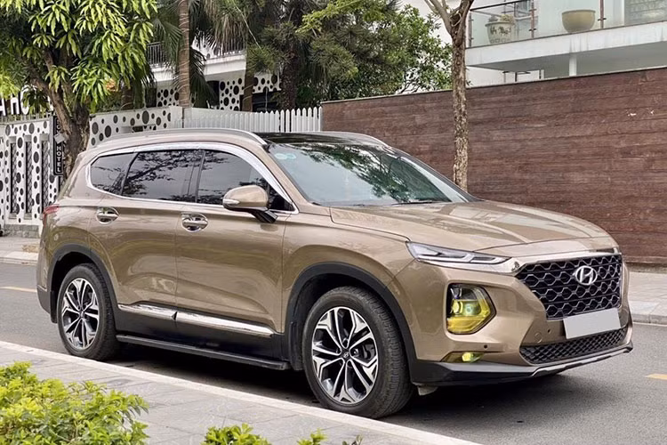 Tình trạng “đội” giá cũng diễn ra với các phiên bản còn lại của Hyundai SantaFe 2022 đã qua sử dụng. Thậm chí, ngay cả chủ nhân của những chiếc SantaFe đời 2020 – 2021 cũng “hét giá” lên tới 1,730 tỷ đồng để thử vận may trong bối cảnh “loạn giá” hiện nay.