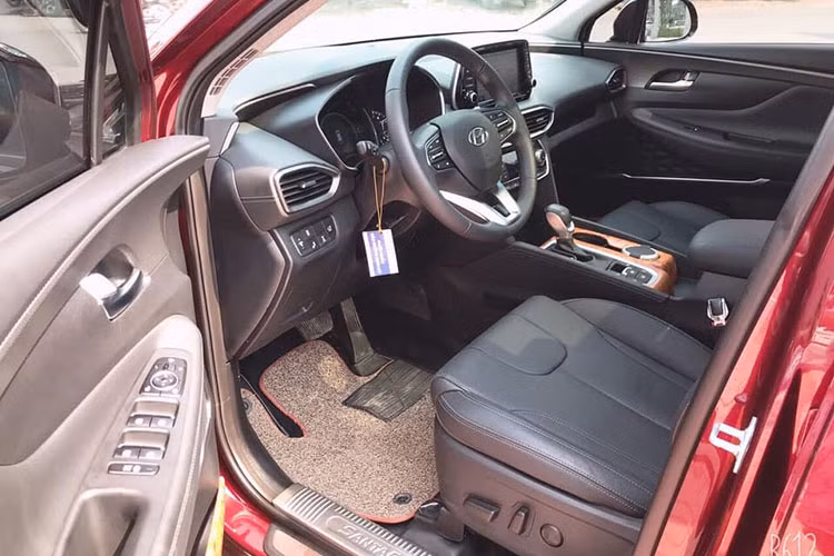 Theo số liệu thống kê, hiện những chiếc SantaFe cũ sản xuất năm 2016 – 2017 đang nhận được sự quan tâm lớn từ người tiêu dùng Việt trong 6 tháng đầu năm 2022. Đa phần những chiếc xe này đều còn khá mới, chất lượng tốt và đặc biệt là giá cả rất dễ tiếp cận, chỉ từ 685 triệu đồng.