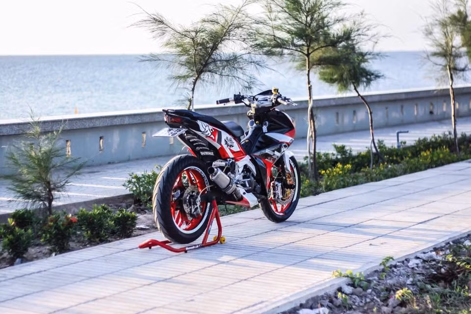 Đuôi đèn hậu của xe được thay từ "đàn em" Exciter 150 cho hầm hố hơn. Bên cạnh đó, phần đuôi cũng được làm mới - đẩy cao hơn giúp chiếc xe mang đậm chất thể thao của dòng X1R. Ngoài ra, dàn chân với mâm Asio cùng gác chân số gãy CNC cũng được trang bị thêm.