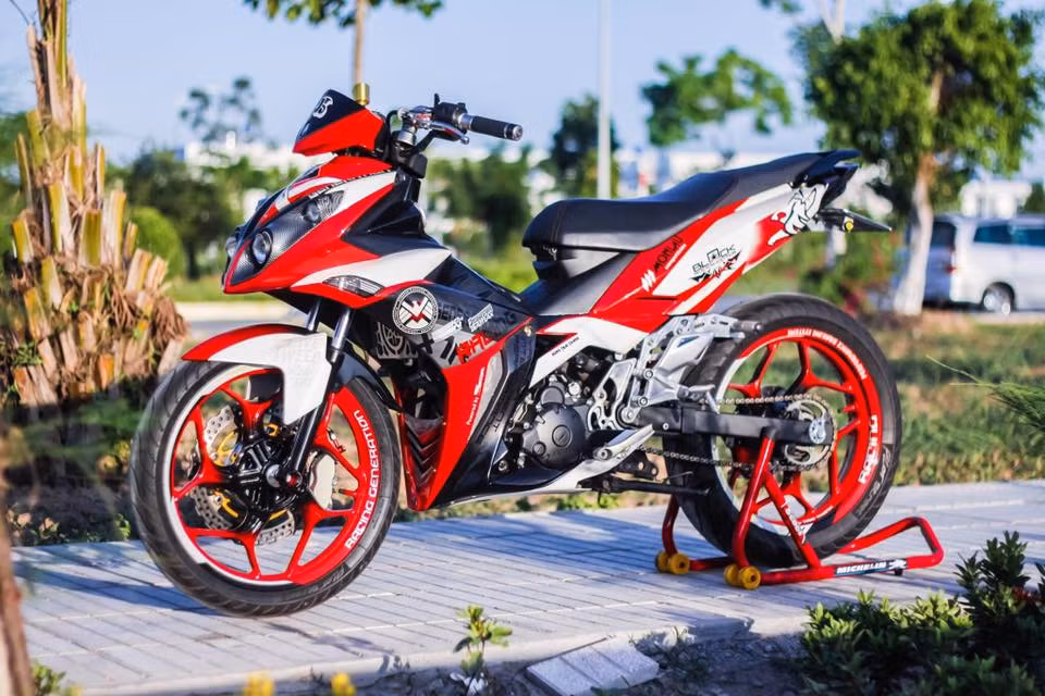 Yamaha X1R là dòng xe côn tay cỡ nhỏ dựa trên cơ sởcủa Yamaha Exciter 135 cũ, trước đây chỉ được sản xuất dành riêng cho thị trường Thái Lan. Tương tự như X1R trước đây, bản độ Exciter này cũng có bộ đèn pha mắt cầu nằm bên dưới mặt nạ được chế mủ lại.