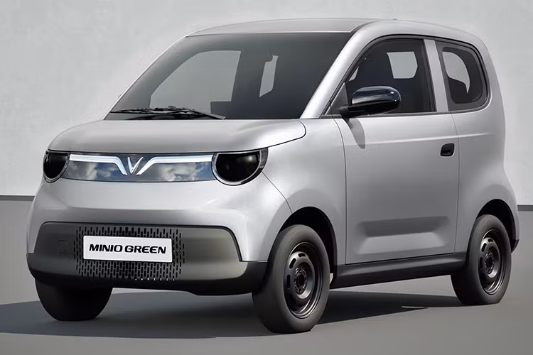 Minio Green lần đầu ra mắt vào tháng 1/2025, nhắm đến nhóm khách hàng kinh doanh dịch vụ vận tải, đặc biệt là taxi điện và các dịch vụ di chuyển cá nhân thay thế xe hai bánh. Ngay từ khi công bố, mẫu xe này đã thu hút sự quan tâm lớn từ người tiêu dùng.