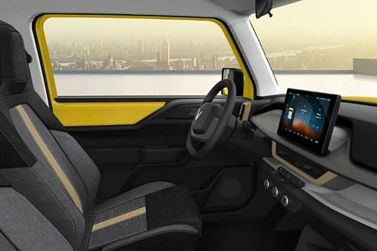 Xe không có màn hình cảm ứng trung tâm mà chỉ được trang bị bảng đồng hồ sau vô-lăng, hiển thị các thông tin vận hành cơ bản. Ghế ngồi sử dụng chất liệu nỉ, phần tựa đầu liền khối cho cả hai hàng ghế.