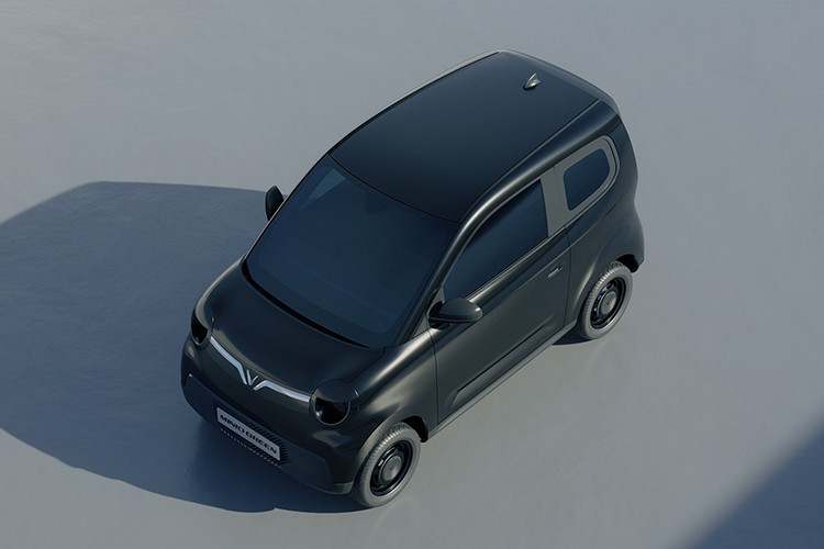 Đầu xe nổi bật với logo VinFast cùng hai dải nhựa đặc trưng, trong khi phần mui kéo dài giúp tối ưu không gian cho hàng ghế sau. Xe sử dụng cụm đèn chiếu sáng dạng tròn nhưng chưa rõ là bóng LED hay halogen. Xe được thiết kế theo phong cách tối giản với hai cửa bên hông và một cửa cốp phía sau.