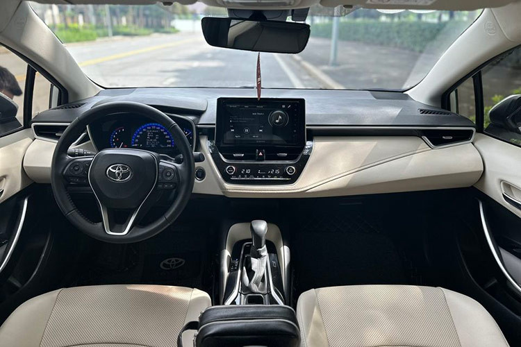 Nội thất của Toyota Corolla Altis 2022 được trang bị màn hình thông tin giải trí 9 inch, hỗ trợ kết nối Apple CarPlay/Android Auto không dây, cụm đồng hồ kỹ thuật số 4,2 inch TFT và vô-lăng bọc da 3 chấu.