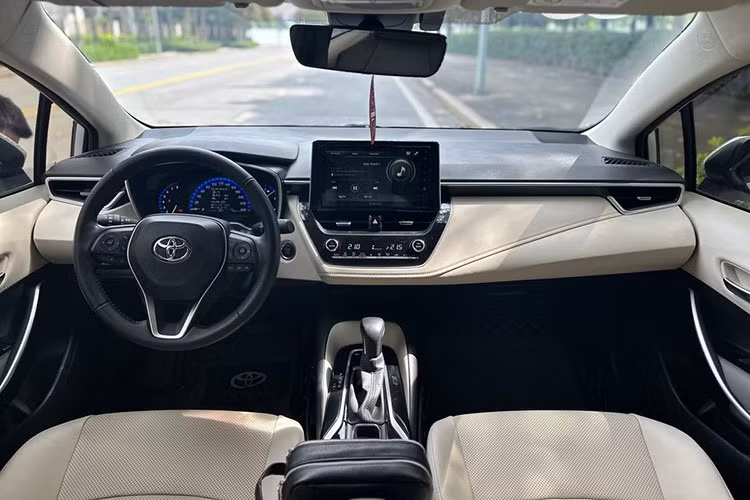 Nội thất của Toyota Corolla Altis 2022 được trang bị màn hình thông tin giải trí 9 inch, hỗ trợ kết nối Apple CarPlay/Android Auto không dây, cụm đồng hồ kỹ thuật số 4,2 inch TFT và vô-lăng bọc da 3 chấu.
