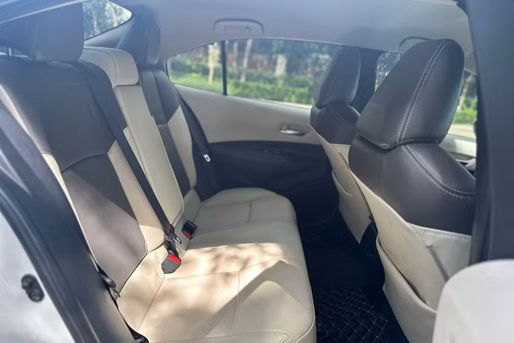 Đặc biệt, xe còn sở hữu gói an toàn Toyota Safety Sense, bao gồm các tính năng hiện đại như kiểm soát hành trình, đèn chiếu xa/gần đều chủ động, cảnh báo tiền va chạm và cảnh báo chệch/hỗ trợ giữ làn.