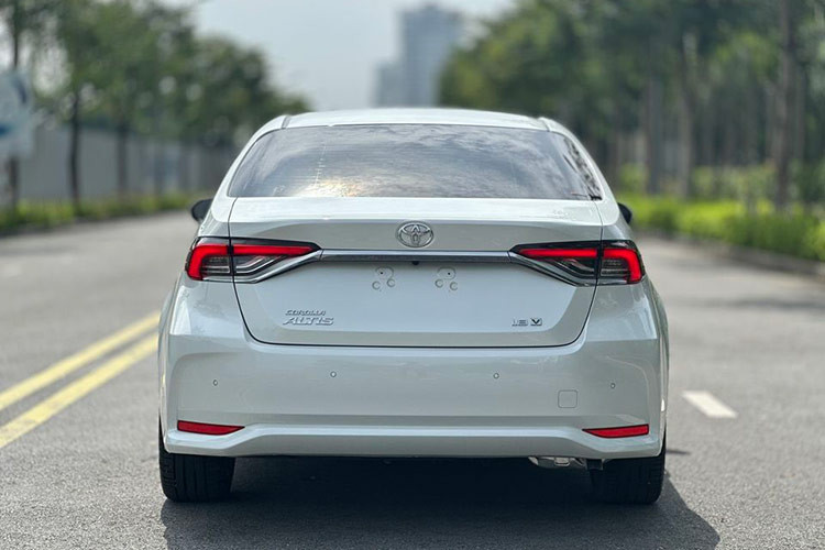 Tại thị trường Việt Nam, Toyota Corolla Altis sẽ đối đầu trực tiếp với các đối thủ trong phân khúc sedan hạng C như Honda Civic, Mazda3, Hyundai Elantra hay KIA K5.