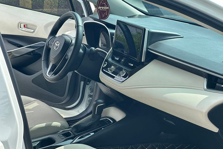 Về vận hành, Toyota Corolla Altis 2022 bản 1.8V sử dụng động cơ xăng 2ZR-FBE dung tích 1.8L, cung cấp công suất tối đa 138 mã lực và mô-men xoắn cực đại 172 Nm. Động cơ này kết hợp với hộp số tự động vô cấp CVT.