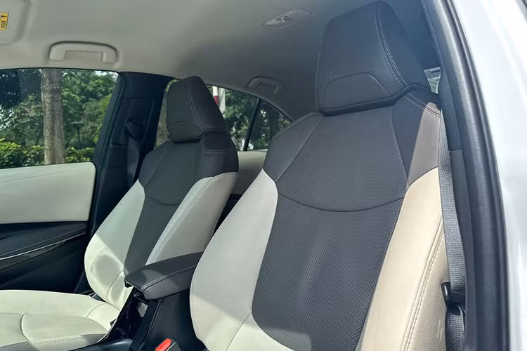 Về an toàn, Toyota Corolla Altis 2022 bản 1.8V được trang bị các tính năng tiêu chuẩn như hệ thống cân bằng điện tử, phân phối lực phanh điện tử, kiểm soát lực kéo và hỗ trợ khởi hành ngang dốc. 