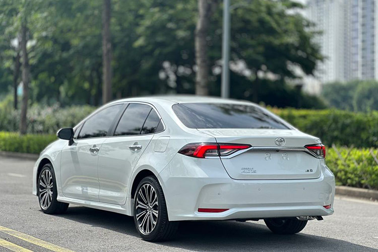 Theo người chào bán, mức giá xe Toyota Corolla Altis 2022 này khoảng tầm 700 triệu đồng. Khi mua mới chính hãng, Toyota Corolla Altis 2022 bản 1.8V là 765 triệu đồng. Cộng thêm các chi phí phát sinh, tổng số tiền người dùng ban đầu phải chi trả có thể dao động từ 870 - 890 triệu đồng (tùy vào địa phương đăng ký xe). 