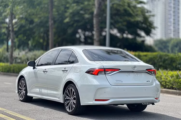 Theo người chào bán, mức giá xe Toyota Corolla Altis 2022 này khoảng tầm 700 triệu đồng. Khi mua mới chính hãng, Toyota Corolla Altis 2022 bản 1.8V là 765 triệu đồng. Cộng thêm các chi phí phát sinh, tổng số tiền người dùng ban đầu phải chi trả có thể dao động từ 870 - 890 triệu đồng (tùy vào địa phương đăng ký xe). 