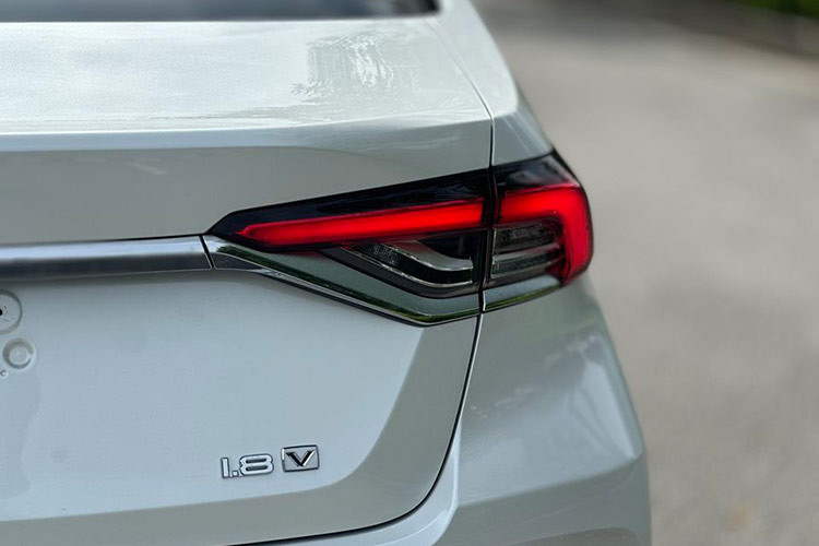 Toyota Corolla Altis 2022 tại Việt Nam sở hữu kích thước tổng thể dài x rộng x cao lần lượt là 4.640 x 1.780 x 1.435 mm, chiều dài cơ sở đạt 2.700 mm và khoảng sáng gầm ở mức 128 mm.