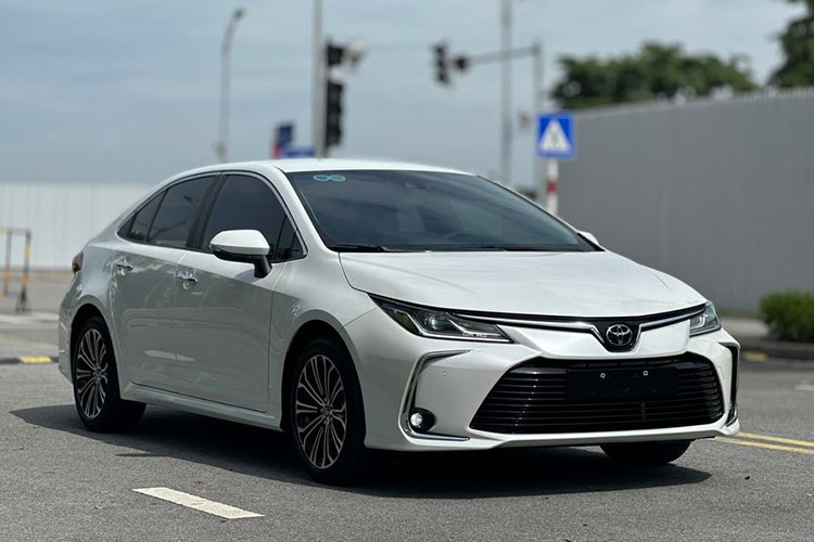 Mới đây, một chiếc Toyota Corolla Altis đời 2022 được chủ nhân chào bán trên sàn xe cũ Hà Nội. Thông tin từ người bán cho biết, chiếc xe thuộc phiên bản 1.8V với ngoại thất và nội thất đều màu sáng. Xe đã đi được quãng đường chỉ hơn 18.000 km. 