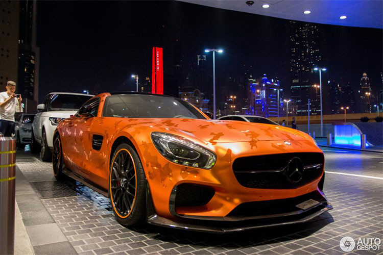 Mercedes-Benz AMG-GT S xuất hiện tại thị trường Việt Nam từ 1/2015, sau thuế TTĐB từ 1/7/2016 mẫu xe này có mức giá từ 9,149 tỷ đồng.