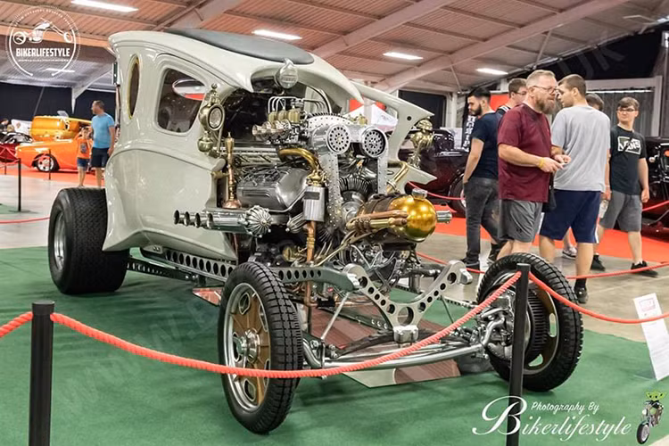 Sau khi hoàn thành chế tạo một chiếc xe mang tên Cosmotron, Bacon đã quyết định bắt tay làm dự án tiếp theo trong năm 2015. Tầm nhìn của anh được nhiều người đánh giá là chế tạo một thứ gì đó chưa từng được chế tạo trước đây, một chiếc xe ôtô Automatron siêu độc đáo.