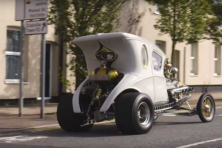 Rõ ràng rằng Bacon mong muốn tạo ra một thứ gì đó vừa ngầu vừa độc nhất với Automatron. Thiết kế để lộ động cơ và không có tấm chắn bùn có thể gây cảm giác khó chịu cho một số người.