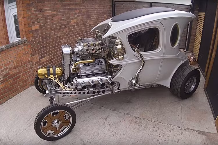 Chiếc xe ôtô của công chúa lọ lem này không phải là một chiếc xe độ thông thường mà giống như được làm trên khung của một chiếc xe cổ nào đó. Nó đã được chế tạo từ con số 0, với hầu hết bộ phận đều là làm riêng cho bản thân chiếc xe. Đối với Bacon, nó là chiếc xe đắt giá nhất và tốn công sức nhất mà anh ấy từng chế tạo.