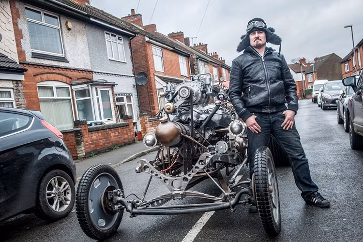 Đối với khối động cơ, nó là một máy siêu nạp V8 dung tích 3.5 lít. Tổng công suất của chiếc xe ôtô độ Automatron không được tiết lộ, nhưng nó có tốc độ tối đa khoảng 177 km/h. Không phải nhanh, nhưng với một cỗ máy trông sơ hở thế này, chắc rằng không ai dám lái nhanh.