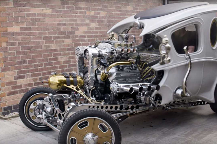 Nếu nhìn vào Automatron, ta có cảm giác nó giống như một mẫu xe viễn tưởng của nhân vật Thuyền trưởng Nemo vậy. Dù sao đi nữa, anh ấy đã tự tay làm ra Automatron từ con số 0 và một vài phụ tùng dự trữ, bao gồm bộ công tắc từ máy bay đánh bom Lancaster và bộ bánh trước của một chiếc Austin 7.